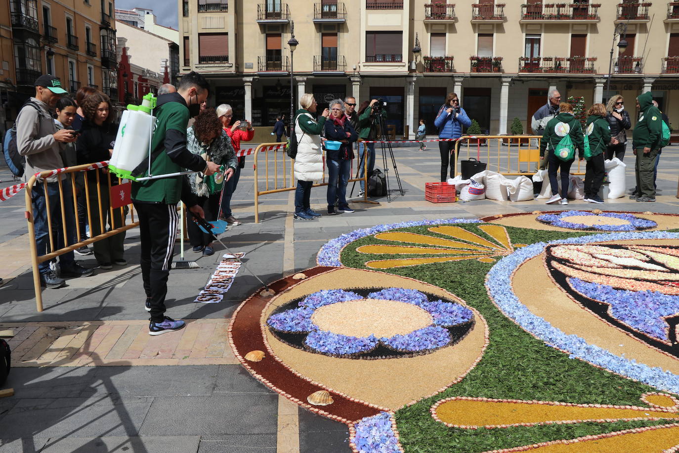 Fotos: Una alfombra floral cubre la plaza de la catedral de León