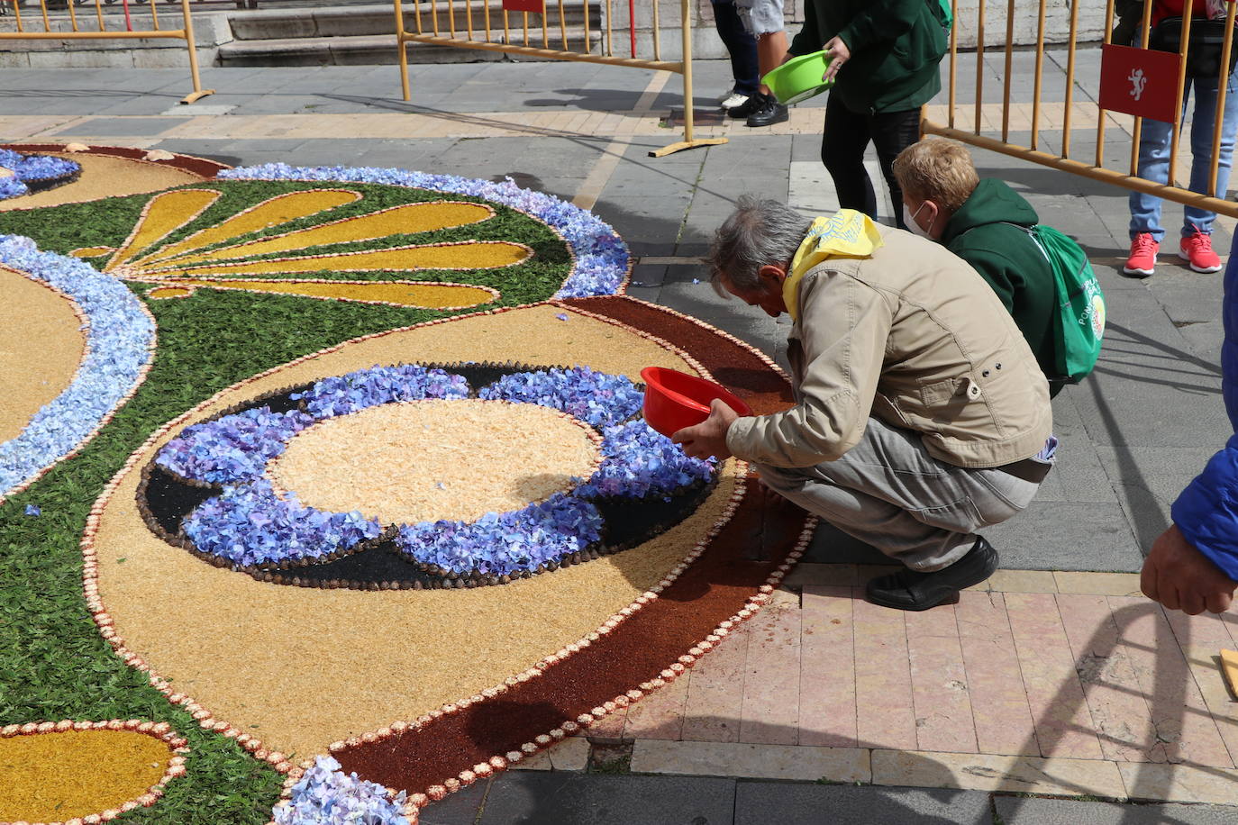 Fotos: Una alfombra floral cubre la plaza de la catedral de León