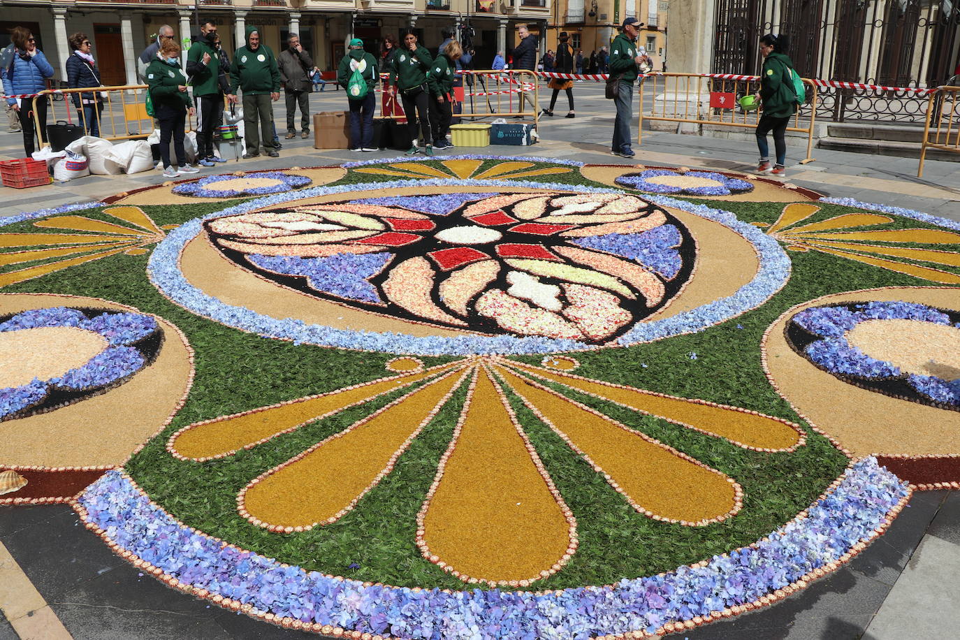 Fotos: Una alfombra floral cubre la plaza de la catedral de León