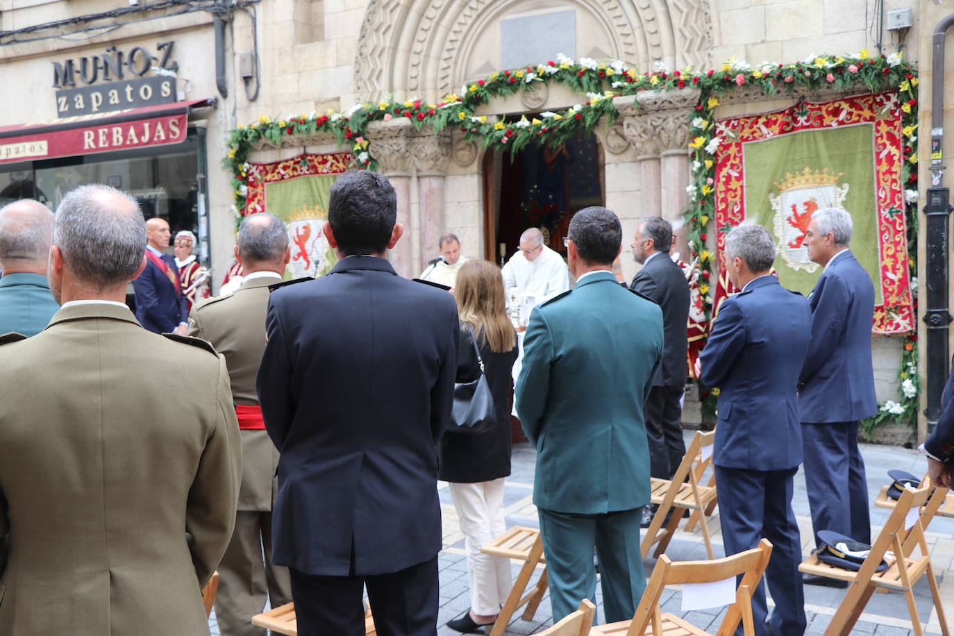 Fotos: León celebra la tradicional misa de San Juan en la capilla del Cristo de la Victoria
