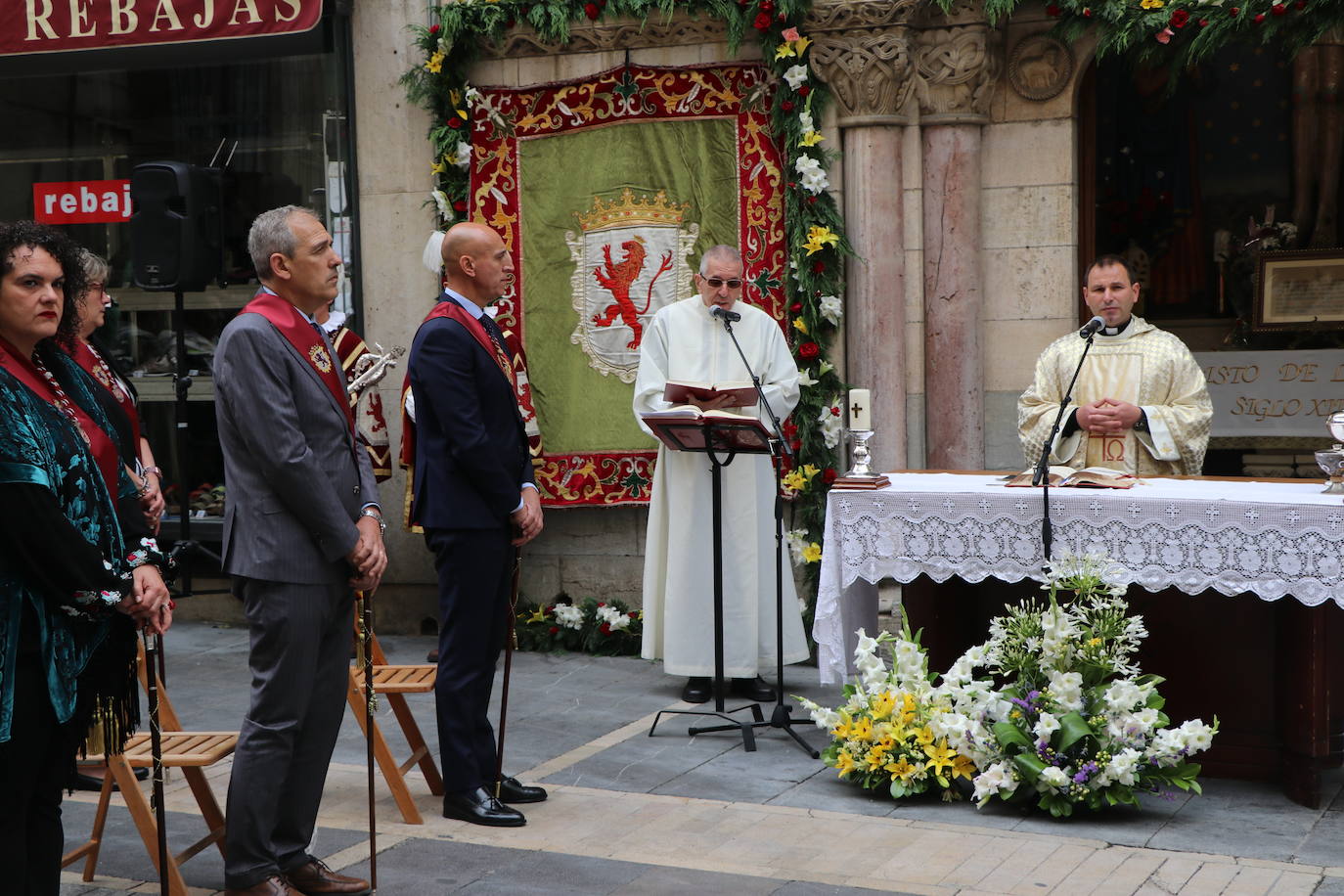 Fotos: León celebra la tradicional misa de San Juan en la capilla del Cristo de la Victoria