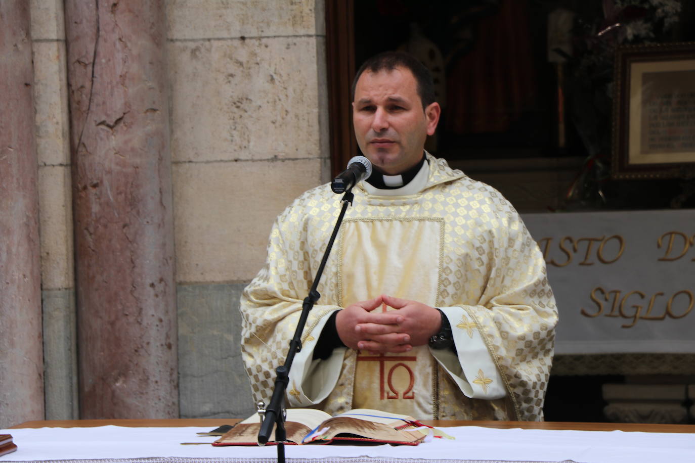 Fotos: León celebra la tradicional misa de San Juan en la capilla del Cristo de la Victoria