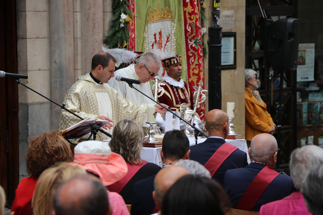 Fotos: León celebra la tradicional misa de San Juan en la capilla del Cristo de la Victoria