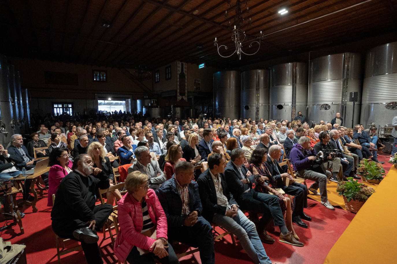 Prada a Tope celebra su medio siglo convertido en Señor de Canedo en un acto lleno de 'Inconmensurables'