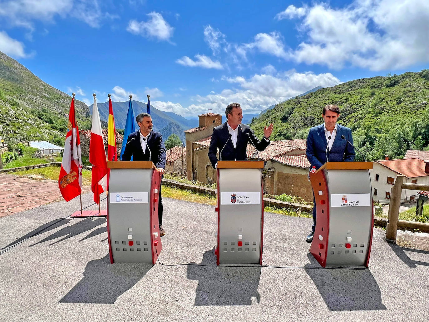 El consejero de Medio Ambiente, Vivienda y Ordenación del Territorio, Juan Carlos Suárez-Quiñones, junto a sus homólogos de Asturias y Cantabria, informa de la Comisión de Gestión del Parque Nacional de Picos de Europa y de la gestión del lobo