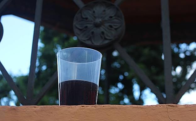 Imagen. Restos de las fiestas y botellones de la noche de San Juan. 