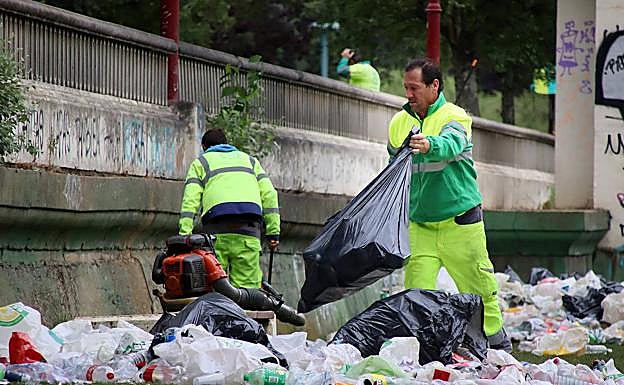Algunos de los operarios del operativo especial retiran la basura en esta jornada. 