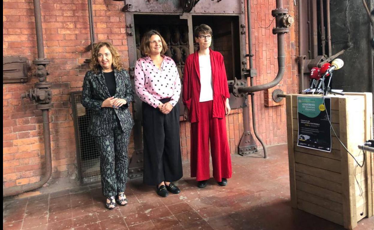 La directora de La Fábrica de la Luz (C), junto a la la secretaria y subdirectora técnica de la UNED en Ponferrada (D) y la vicerrectora del Campus (I), en la presentación del congreso.