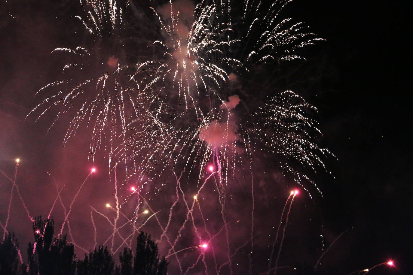 La lluvia hizo una pausa para León volviera a disfrutar de la noche más mágica 