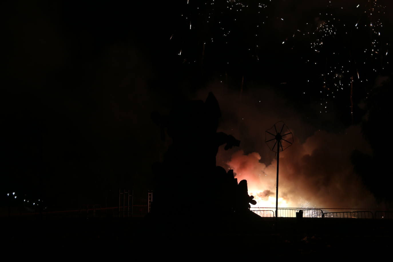 Los exteriores del Centro del Fuego de la capital leonesa fueron, de nuevo, el escenario para la tradicional hoguera de San Juan,