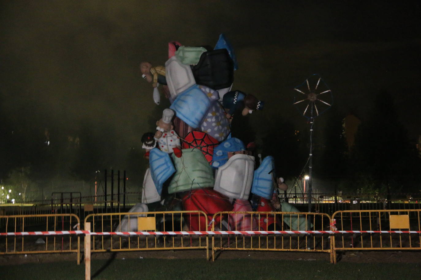 Los exteriores del Centro del Fuego de la capital leonesa fueron, de nuevo, el escenario para la tradicional hoguera de San Juan,