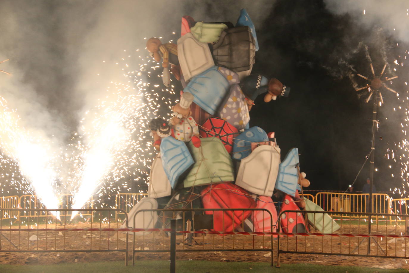 Los exteriores del Centro del Fuego de la capital leonesa fueron, de nuevo, el escenario para la tradicional hoguera de San Juan,