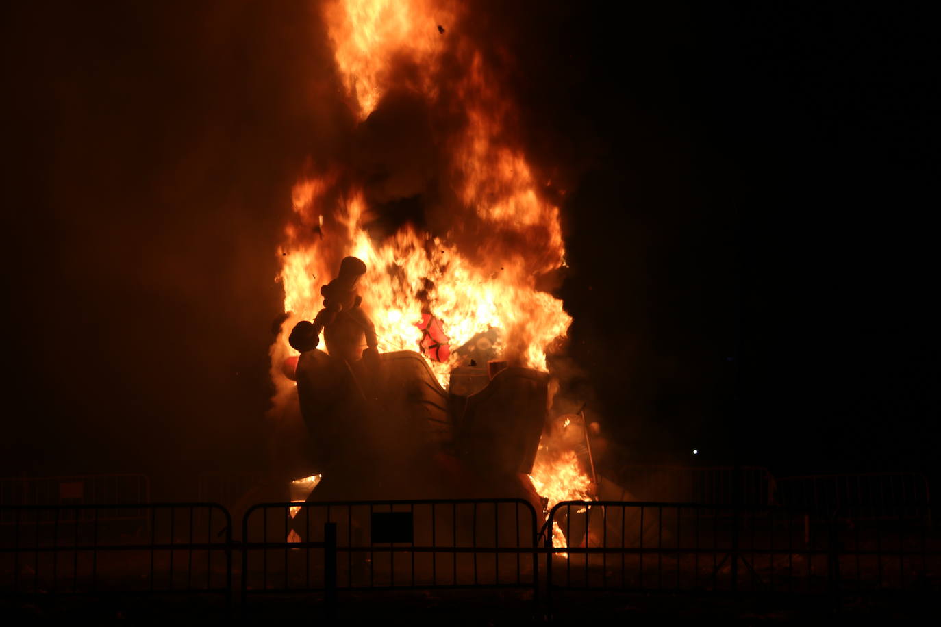 Los exteriores del Centro del Fuego de la capital leonesa fueron, de nuevo, el escenario para la tradicional hoguera de San Juan,
