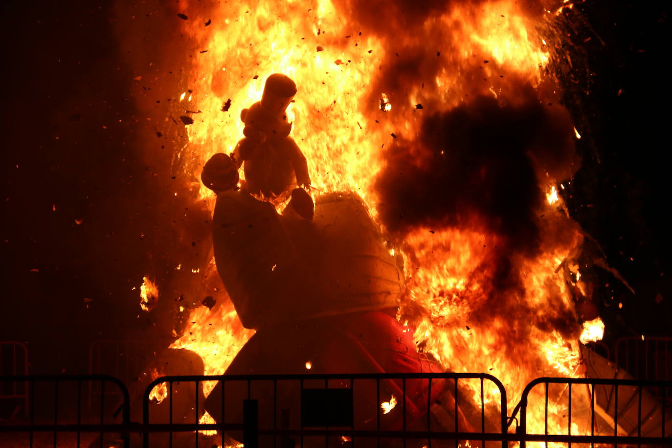 Los exteriores del Centro del Fuego de la capital leonesa fueron, de nuevo, el escenario para la tradicional hoguera de San Juan,