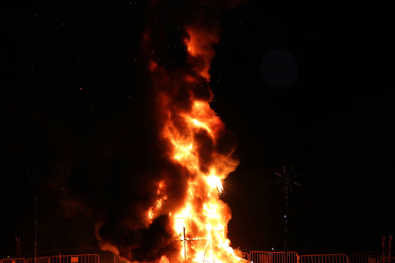Los exteriores del Centro del Fuego de la capital leonesa fueron, de nuevo, el escenario para la tradicional hoguera de San Juan,