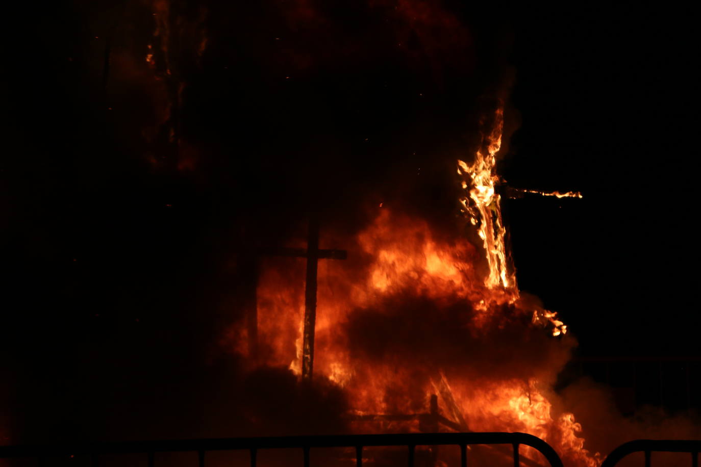 Los exteriores del Centro del Fuego de la capital leonesa fueron, de nuevo, el escenario para la tradicional hoguera de San Juan,