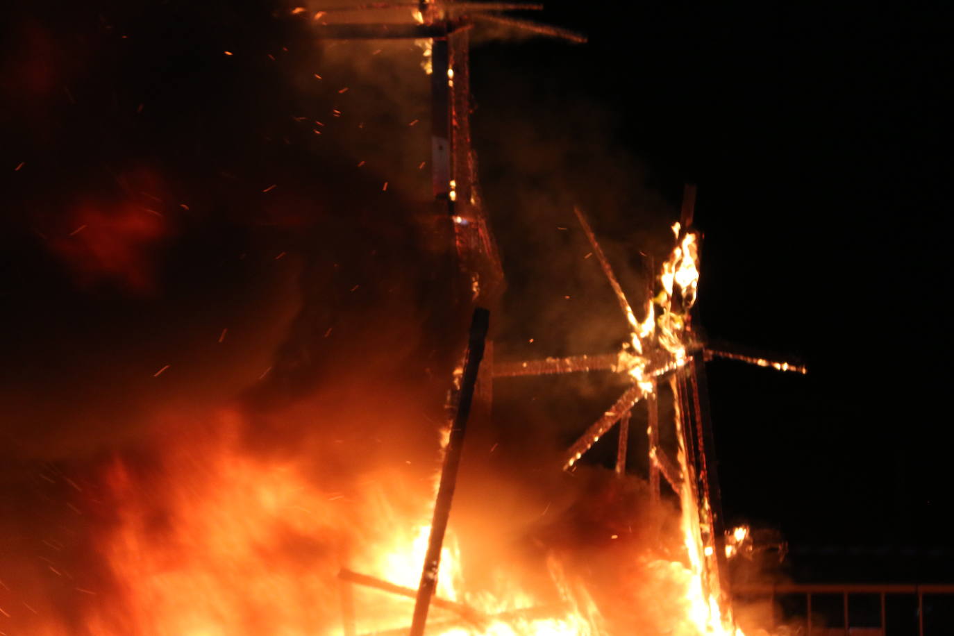 Los exteriores del Centro del Fuego de la capital leonesa fueron, de nuevo, el escenario para la tradicional hoguera de San Juan,