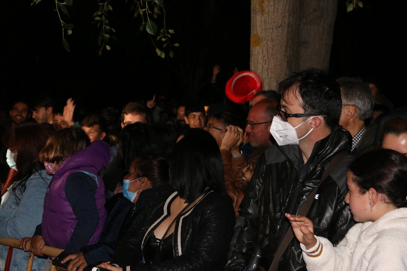 Los exteriores del Centro del Fuego de la capital leonesa fueron, de nuevo, el escenario para la tradicional hoguera de San Juan,