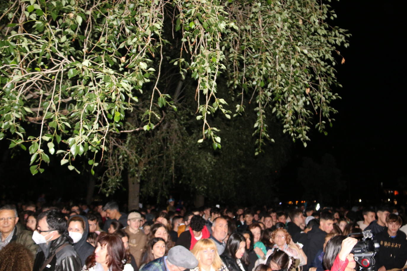 Los exteriores del Centro del Fuego de la capital leonesa fueron, de nuevo, el escenario para la tradicional hoguera de San Juan,
