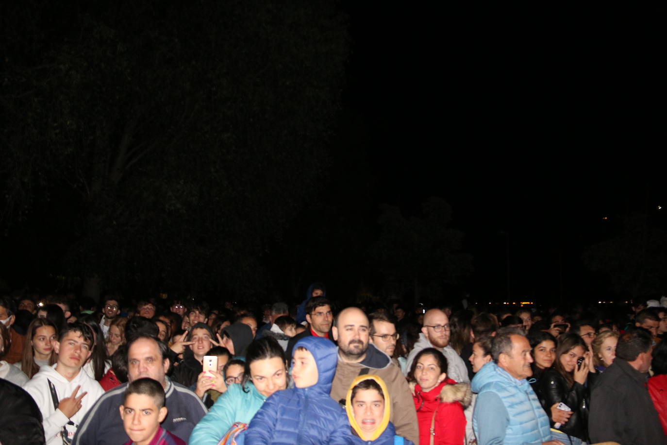 Los exteriores del Centro del Fuego de la capital leonesa fueron, de nuevo, el escenario para la tradicional hoguera de San Juan,
