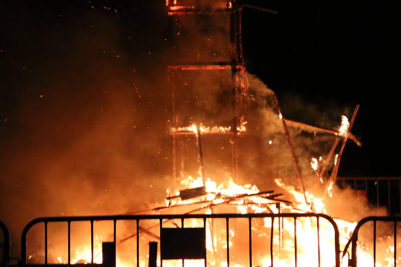 Los exteriores del Centro del Fuego de la capital leonesa fueron, de nuevo, el escenario para la tradicional hoguera de San Juan,