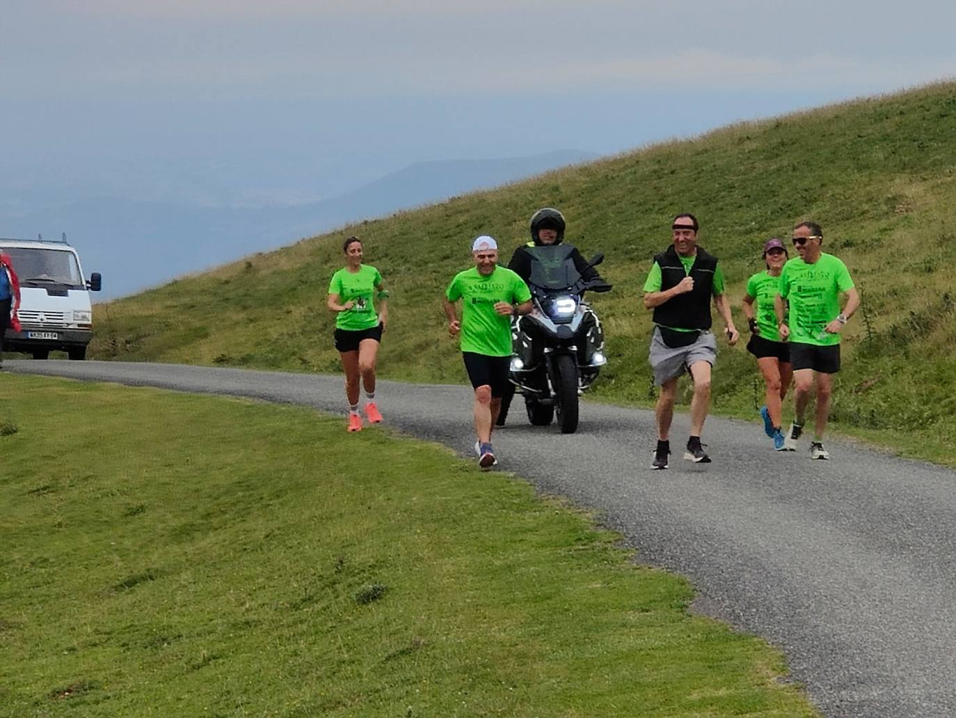 Esta prueba solidaria por relevos ha partido desde Francia con 870 kilómetros por delante y 96 horas de carrera para llegar a Finisterre