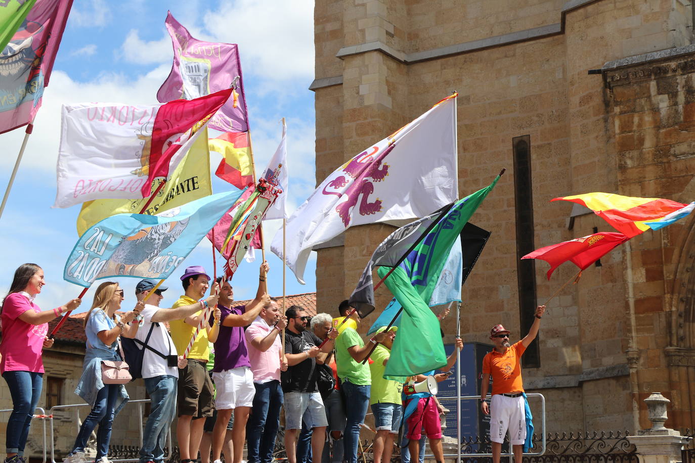 Desfile de peñas en este sábado de fiestas de San Juan y San Pedro. 