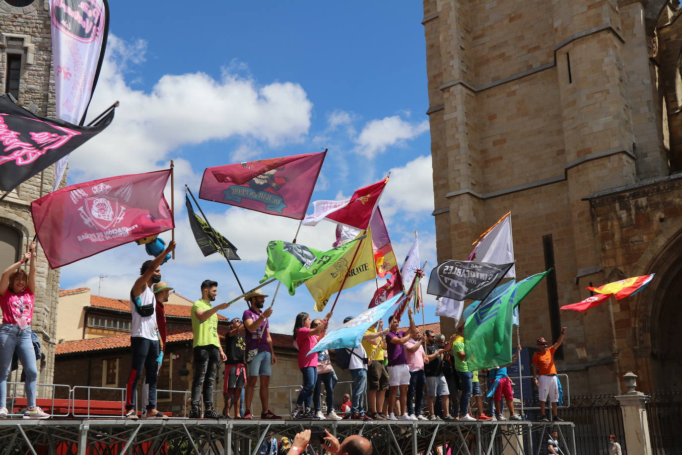 Desfile de peñas en este sábado de fiestas de San Juan y San Pedro. 