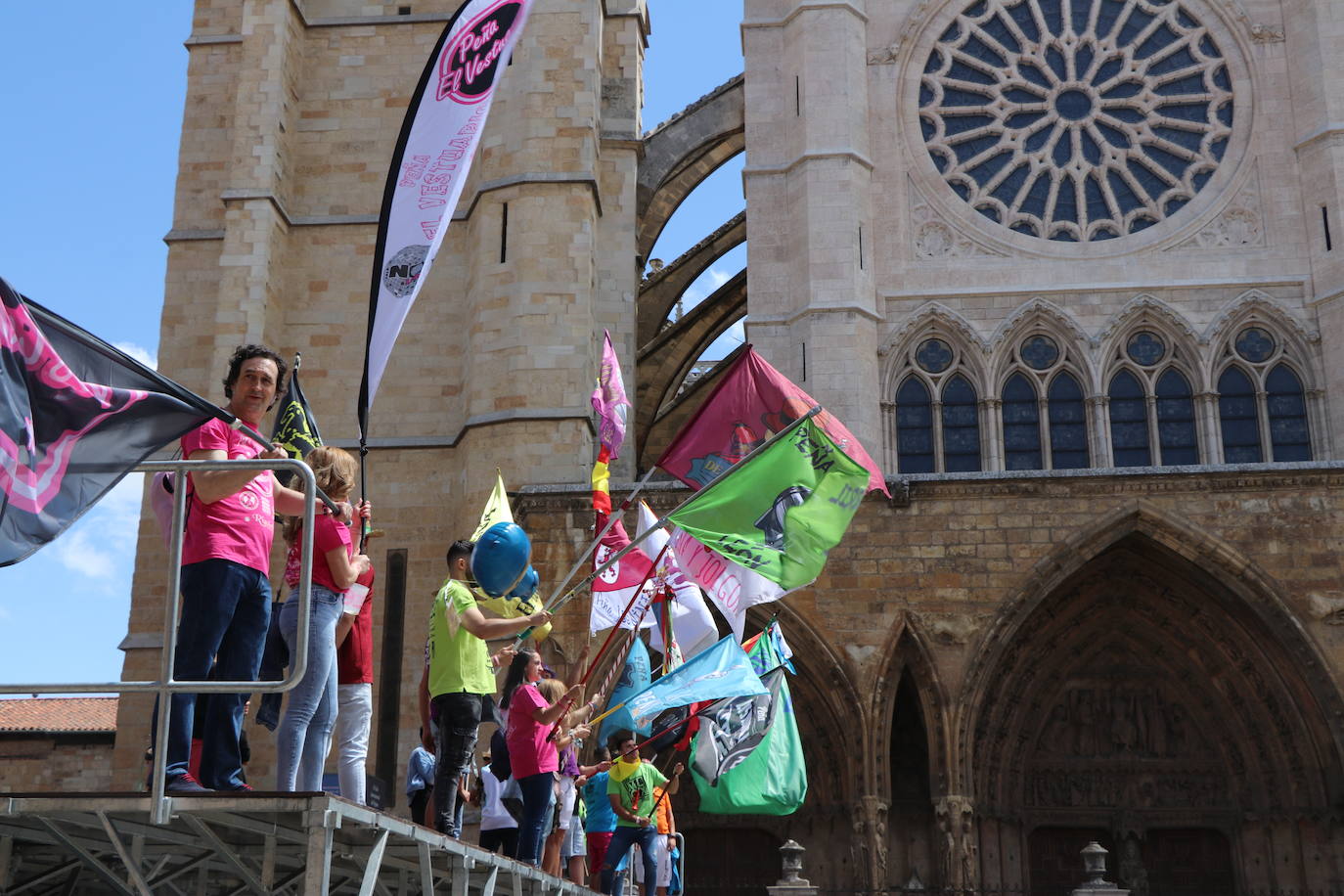 Desfile de peñas en este sábado de fiestas de San Juan y San Pedro. 