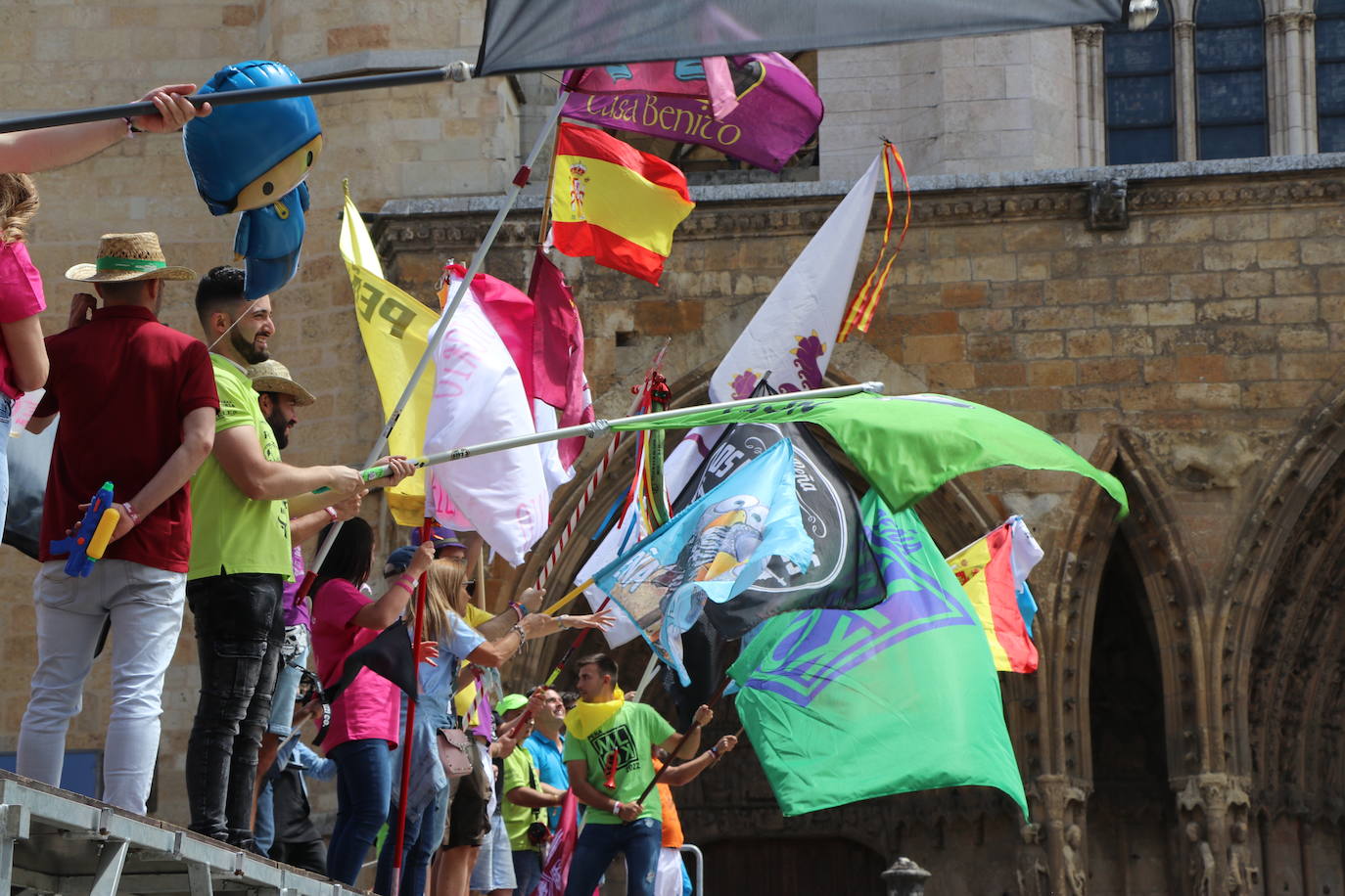 Desfile de peñas en este sábado de fiestas de San Juan y San Pedro. 