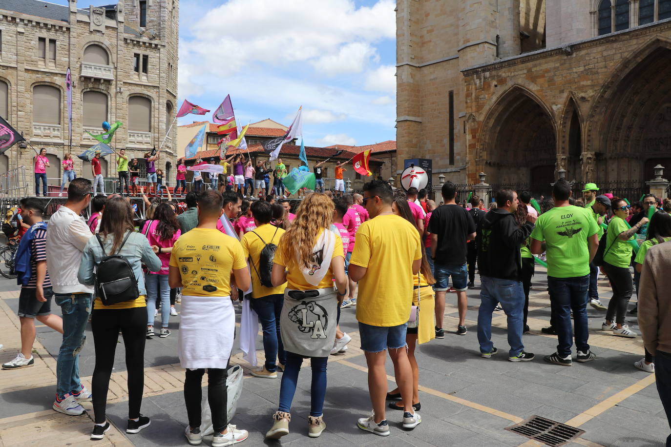 Desfile de peñas en este sábado de fiestas de San Juan y San Pedro. 