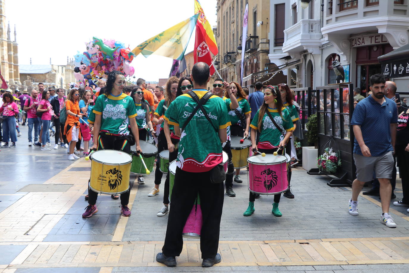 Desfile de peñas en este sábado de fiestas de San Juan y San Pedro. 