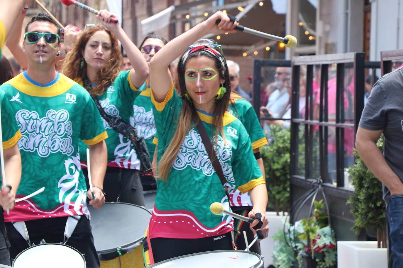 Desfile de peñas en este sábado de fiestas de San Juan y San Pedro. 