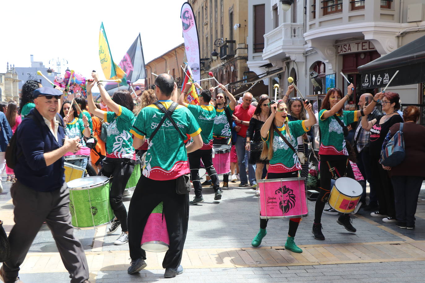Desfile de peñas en este sábado de fiestas de San Juan y San Pedro. 