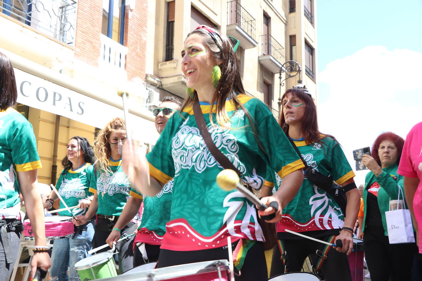 Desfile de peñas en este sábado de fiestas de San Juan y San Pedro. 