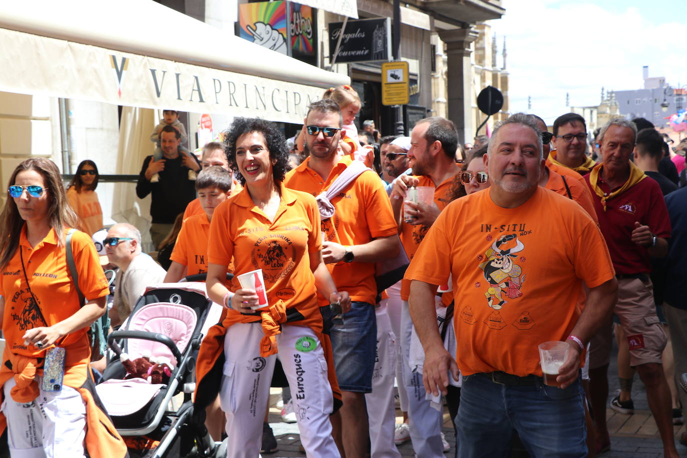 Desfile de peñas en este sábado de fiestas de San Juan y San Pedro. 