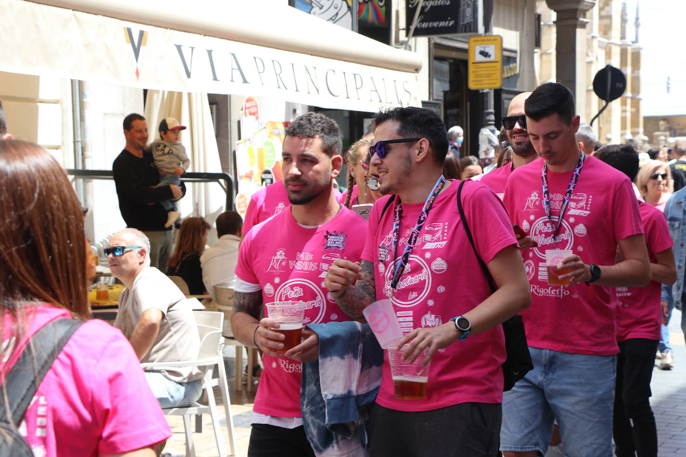 Desfile de peñas en este sábado de fiestas de San Juan y San Pedro. 