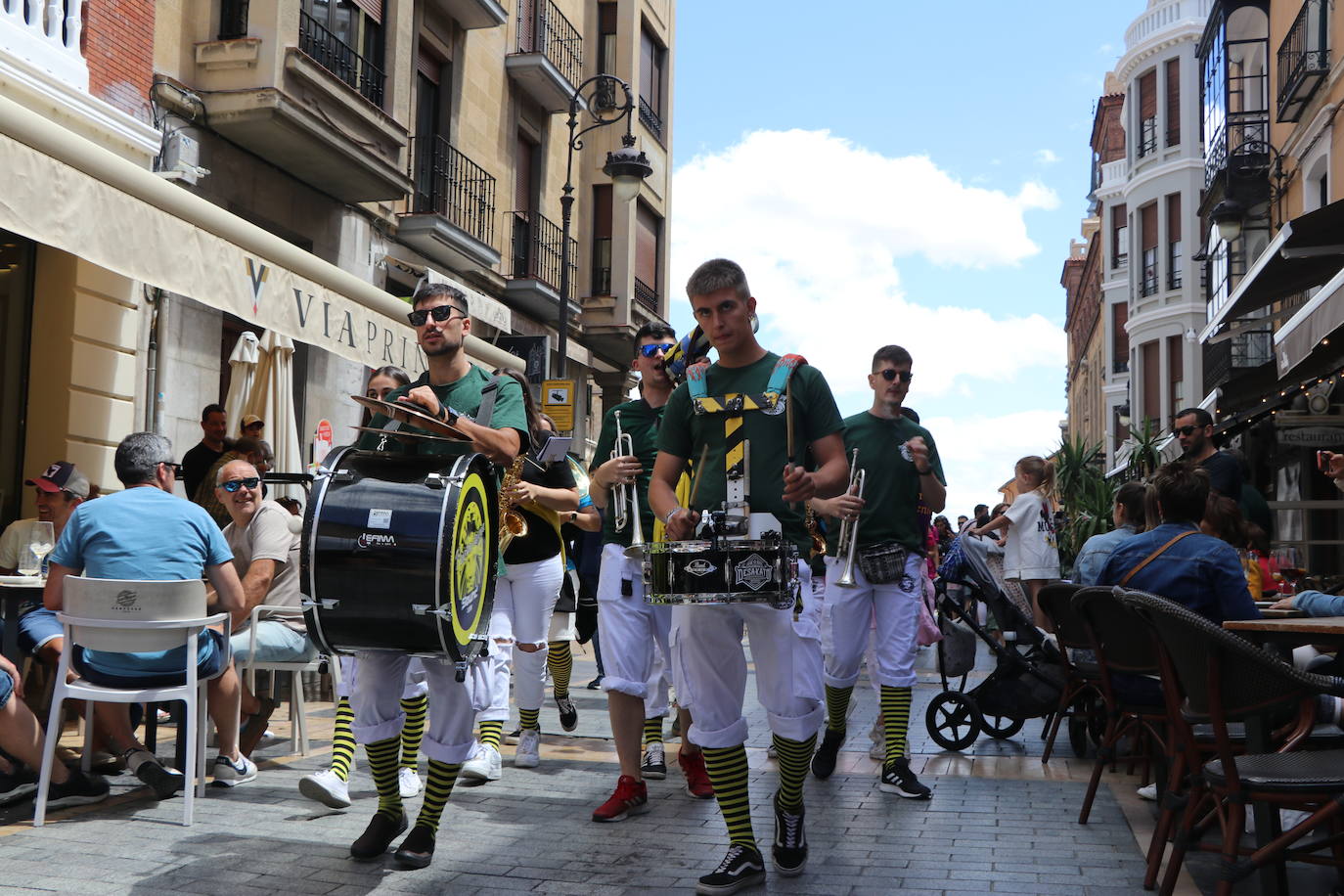 Desfile de peñas en este sábado de fiestas de San Juan y San Pedro. 