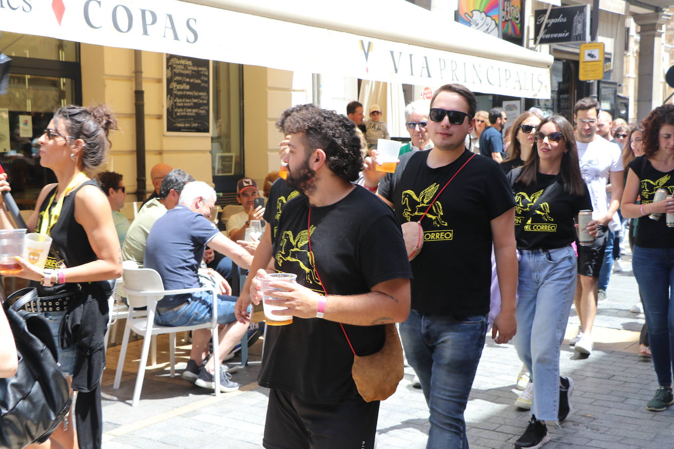 Desfile de peñas en este sábado de fiestas de San Juan y San Pedro. 