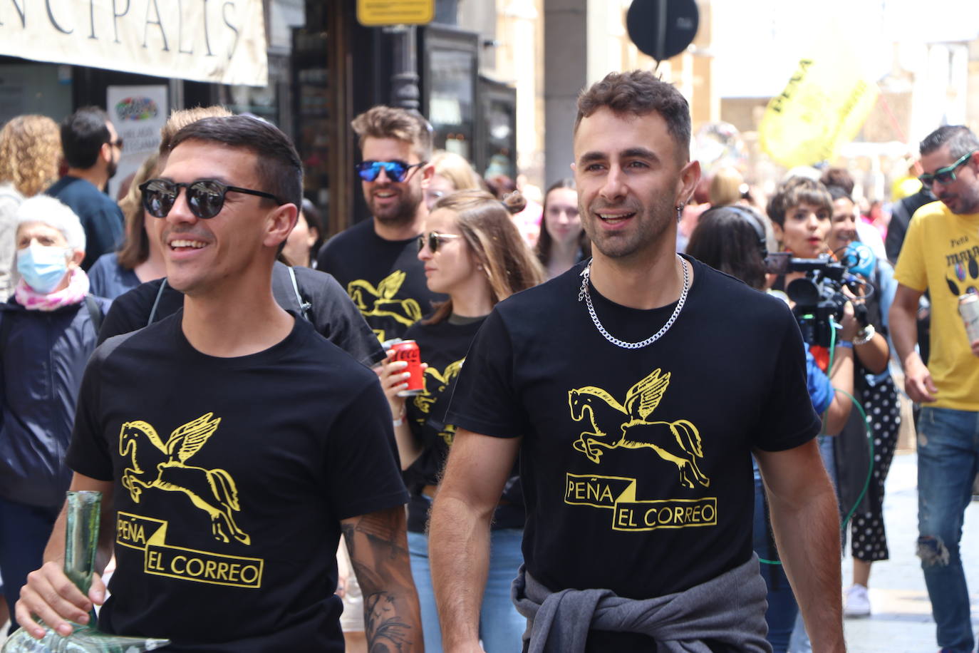 Desfile de peñas en este sábado de fiestas de San Juan y San Pedro. 