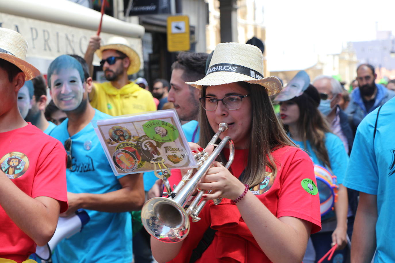 Desfile de peñas en este sábado de fiestas de San Juan y San Pedro. 
