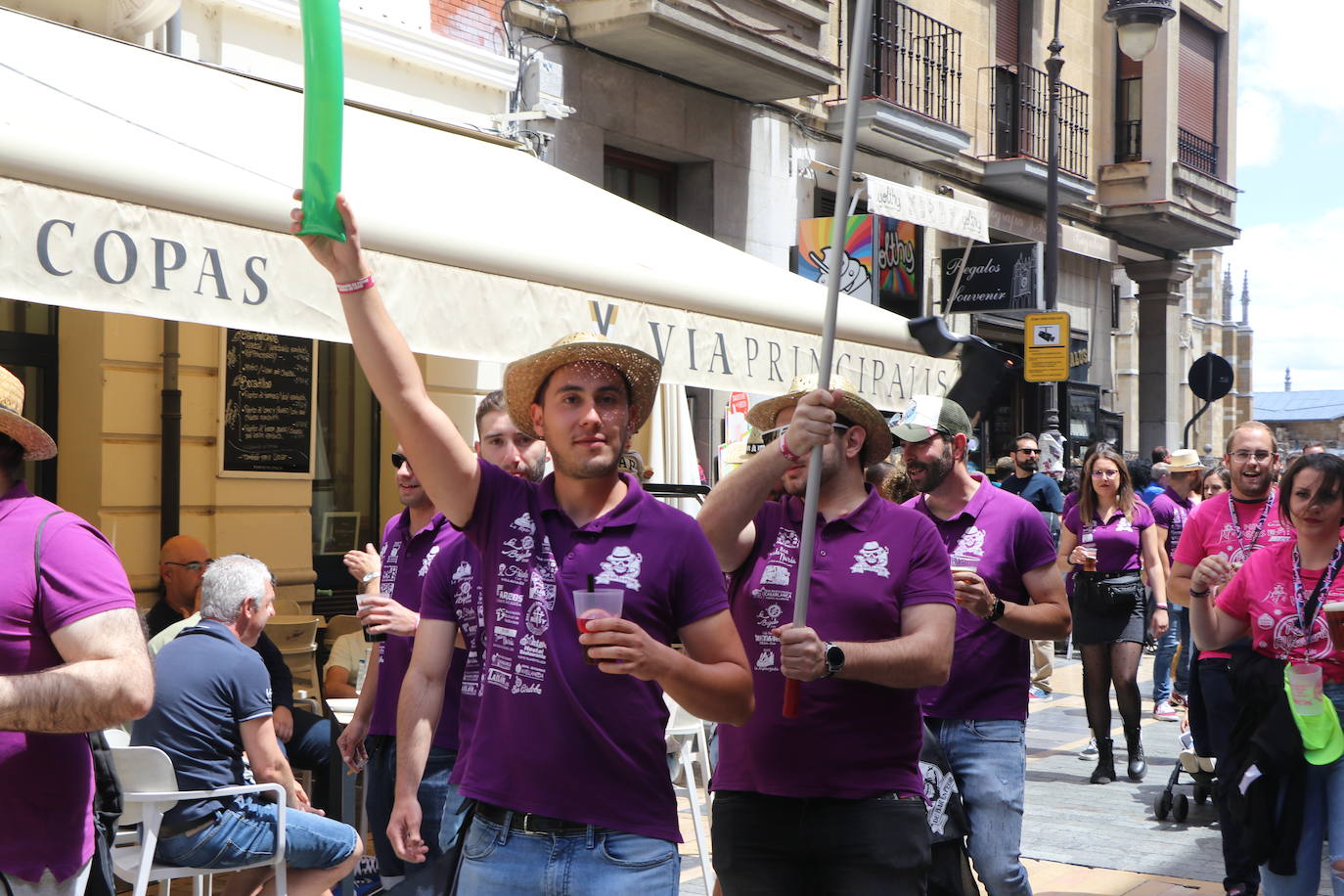 Desfile de peñas en este sábado de fiestas de San Juan y San Pedro. 