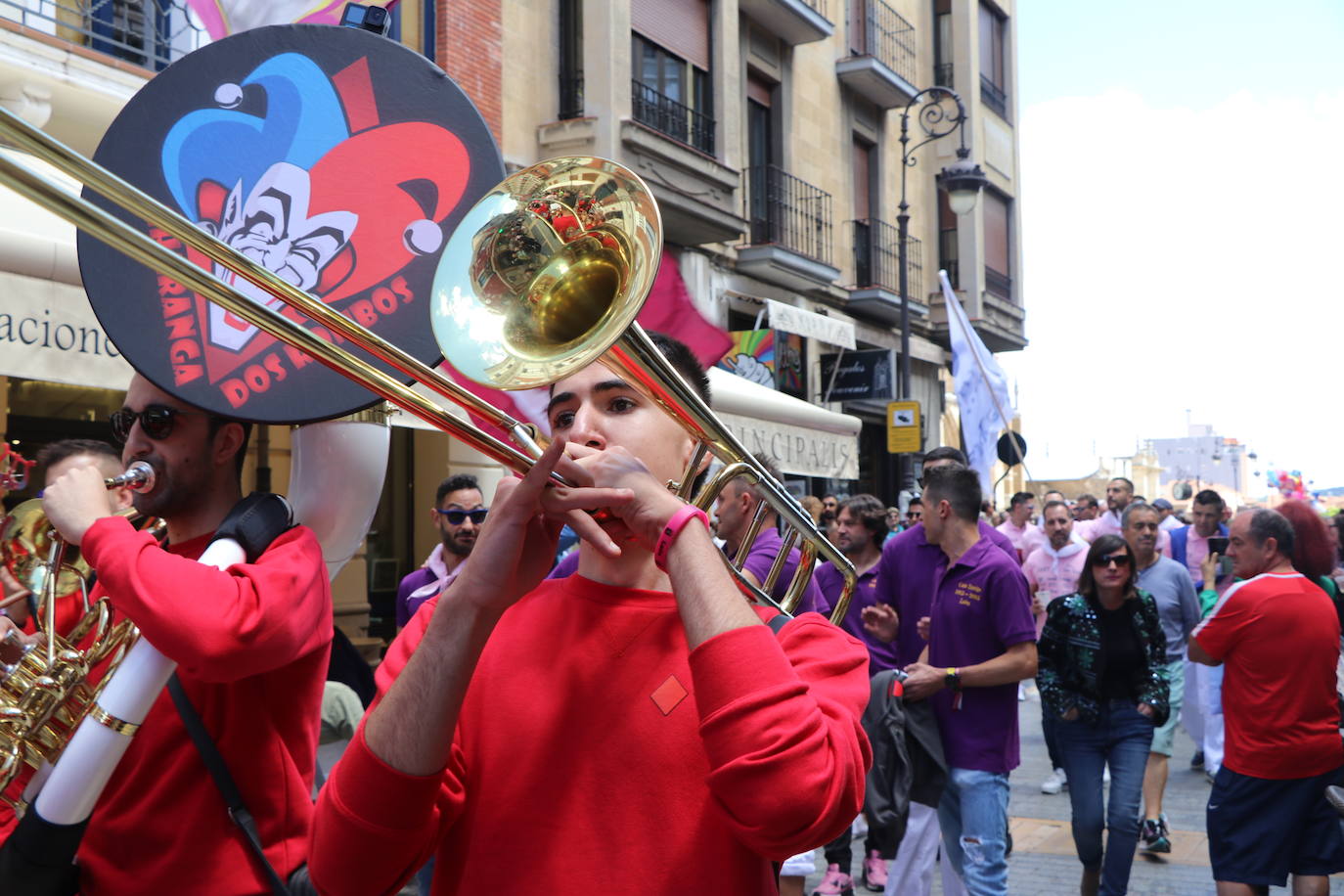 Desfile de peñas en este sábado de fiestas de San Juan y San Pedro. 