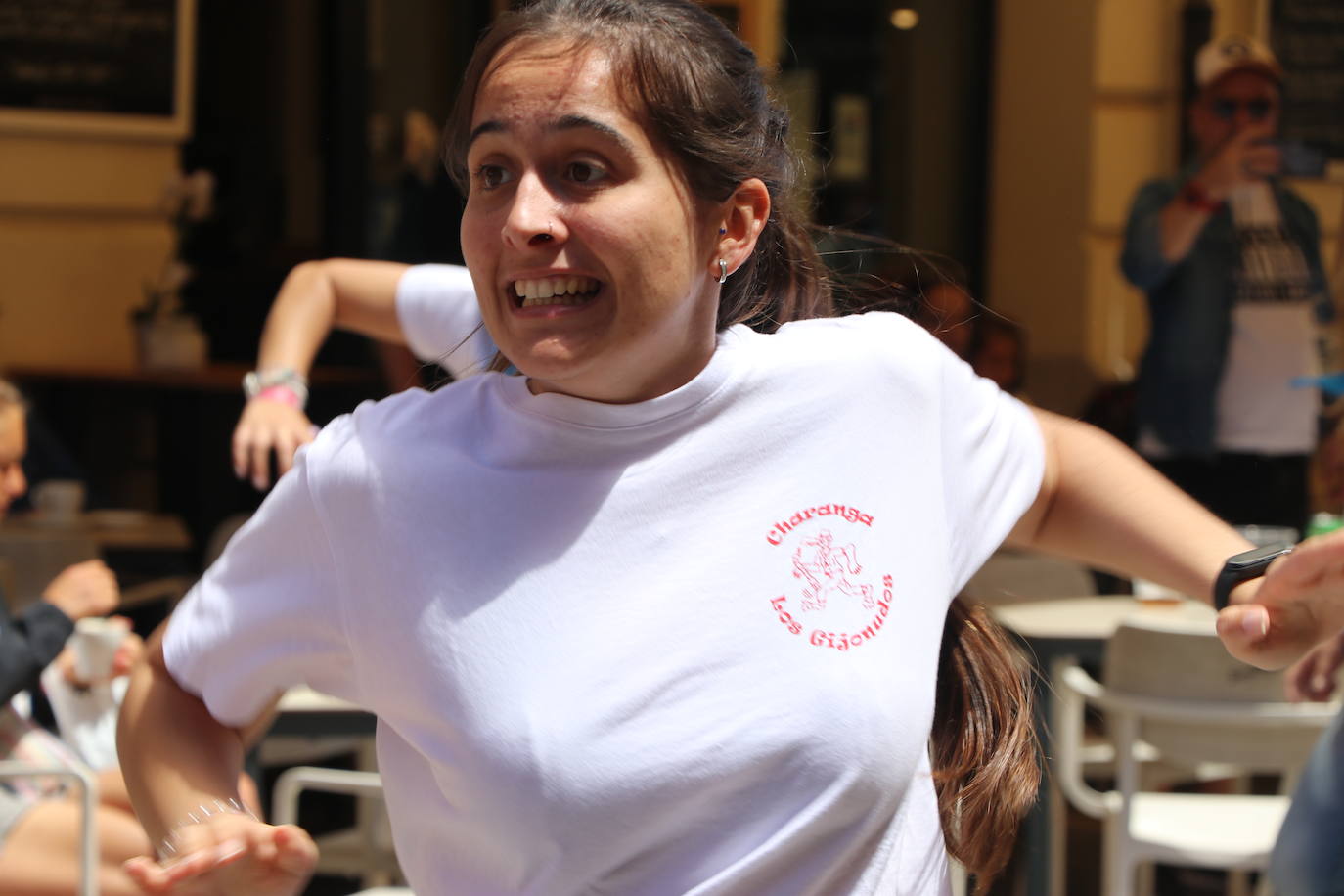 Desfile de peñas en este sábado de fiestas de San Juan y San Pedro. 