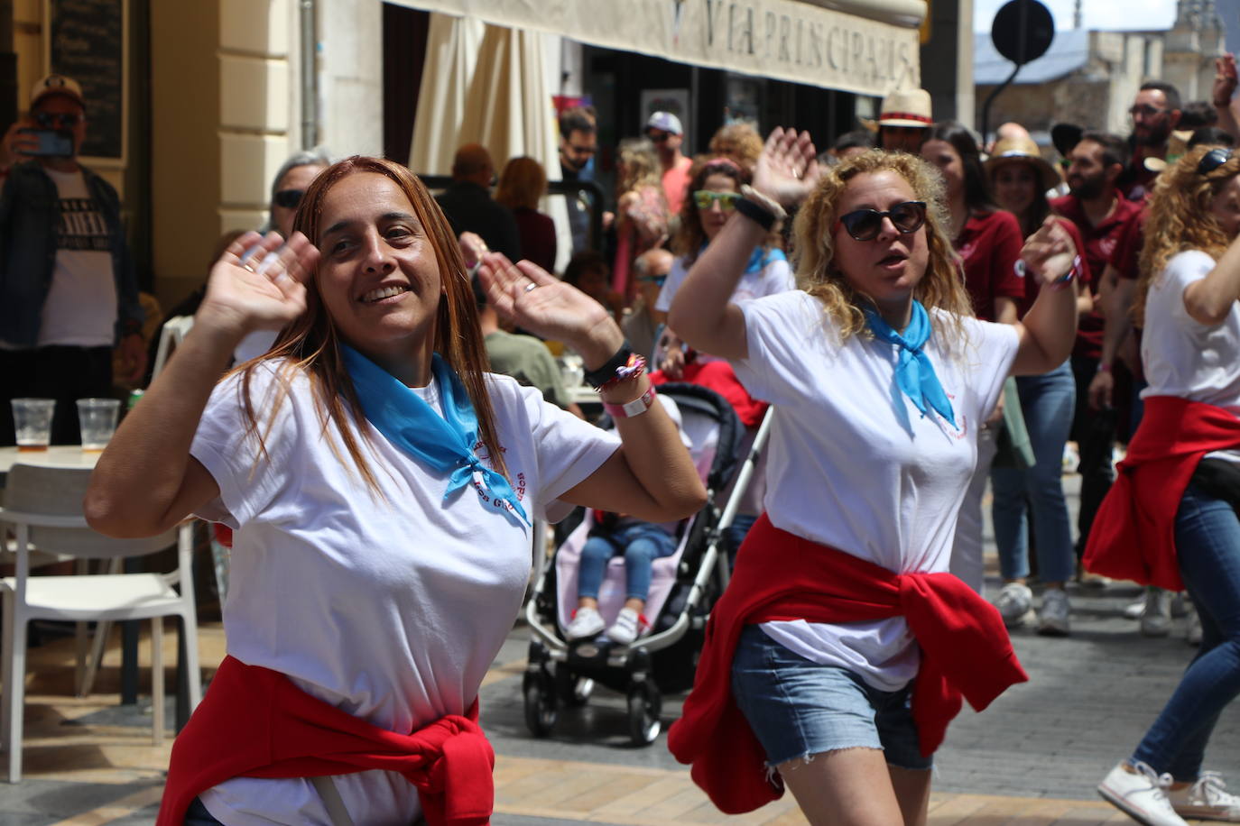 Desfile de peñas en este sábado de fiestas de San Juan y San Pedro. 