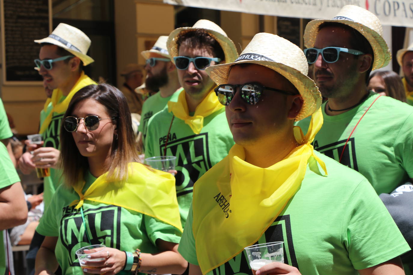 Desfile de peñas en este sábado de fiestas de San Juan y San Pedro. 
