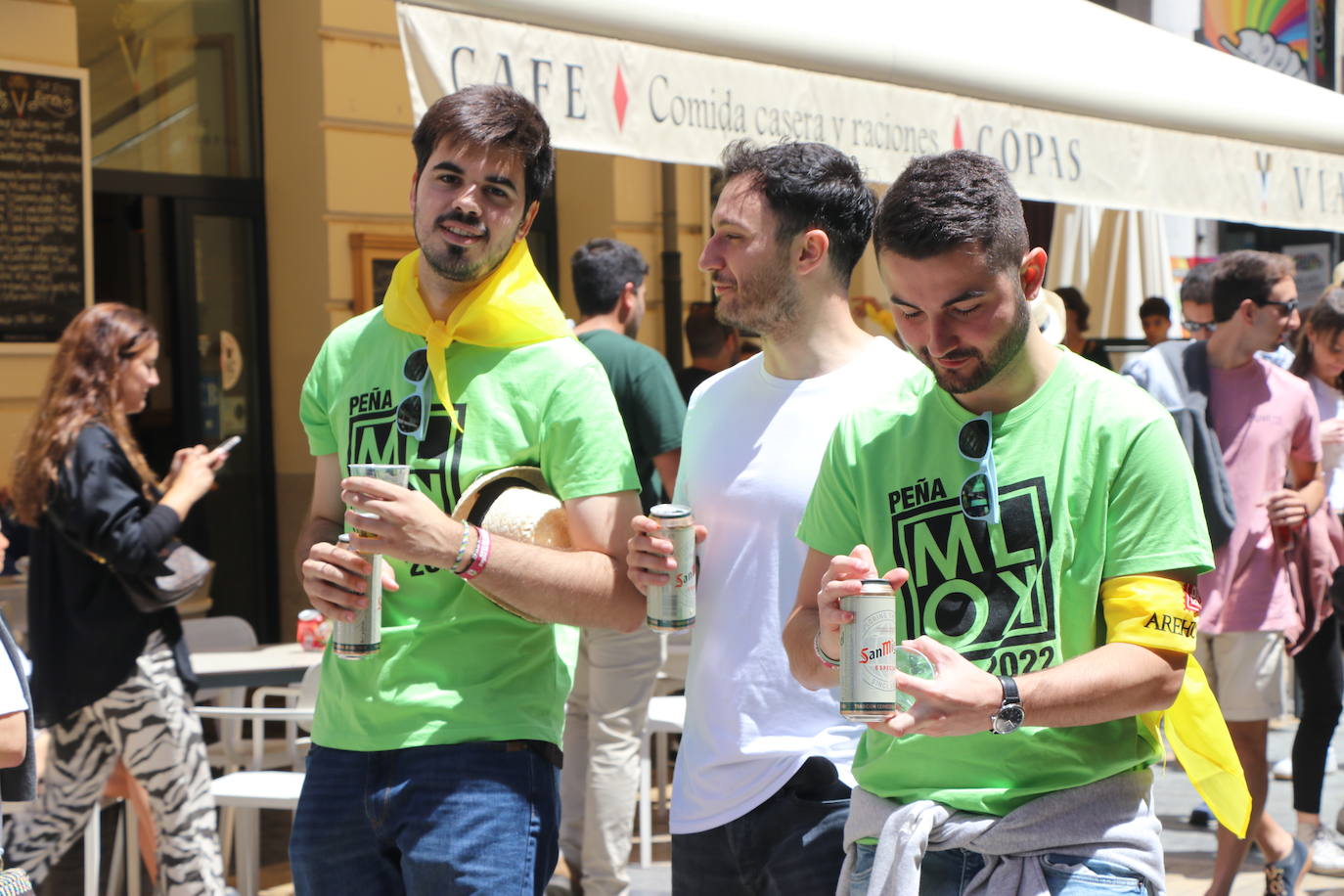 Desfile de peñas en este sábado de fiestas de San Juan y San Pedro. 