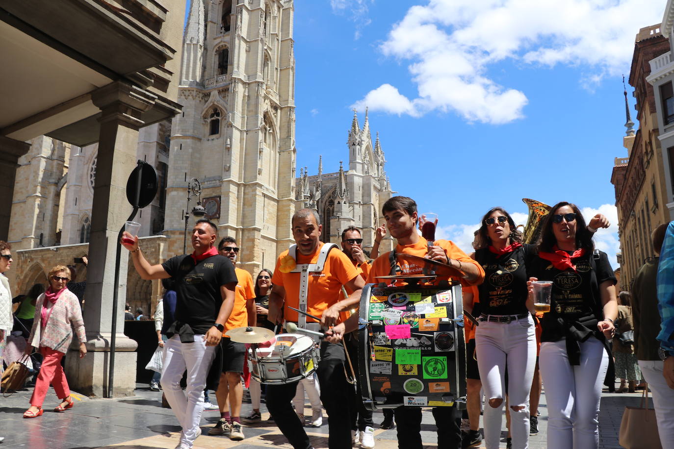 Desfile de peñas en este sábado de fiestas de San Juan y San Pedro. 