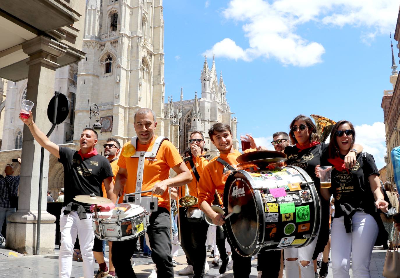 Desfile de peñas en este sábado de fiestas de San Juan y San Pedro. 