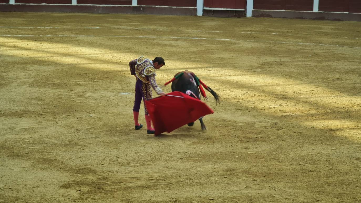 Primeros toros de la tarde en la plaza de León. 